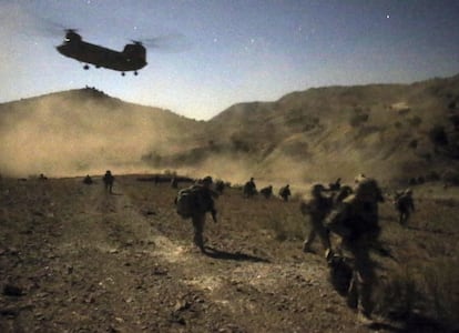 Miembros del ejército afgano y estadounidense durante una operación militar en Wali (Afganistán), el 1 de noviembre de 2012.
