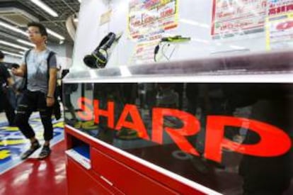 Un cliente pasea por una tienda de Sharp en Tokio. EFE/Archivo