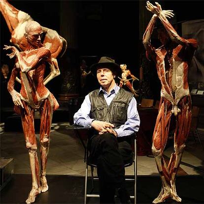 El doctor Gunther von Hagens, junto a dos cadáveres que representan un baile flamenco.