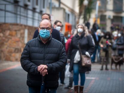 Toni Trilla, jefe de Medicina Preventiva del Hospital Clínic, espera en la cola para votar en la Escola Industrial de Barcelona