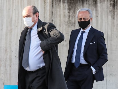 El abogado del PP, Jesús Santos (a la derecha), a su llegada al juicio por la presunta caja b del PP, este lunes, día del comienzo del juicio en la Audiencia Nacional.