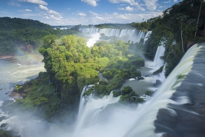 En Argentina, a las cataratas del Iguazú, frontera natural con Brasil, se las conoce simplemente como “Cataratas”. Son el gran salto de agua por excelencia, 275 saltos en realidad, ubicados en su mayor parte en el lado argentino, aunque desde territorio brasileño se obtienen unas vistas panorámicas espectaculares de la Garganta del Diablo, donde se concentra el mayor caudal de estas cascadas que en 2011 fueron elegidas como una de las Siete Maravillas Naturales del Mundo. El agua cae desde 80 metros de altura provocando volutas de vapor visibles a kilómetros de distancia.