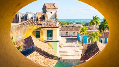 Vista de la plaza Mayor de Trinidad desde una de las ventanas de la torre de la iglesia de San Francisco de la ciudad cubana.