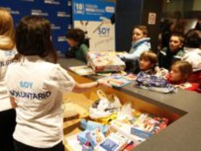 Voluntarias de Mutua Madrile&ntilde;a recogen juguetes para Magia Solidaria.