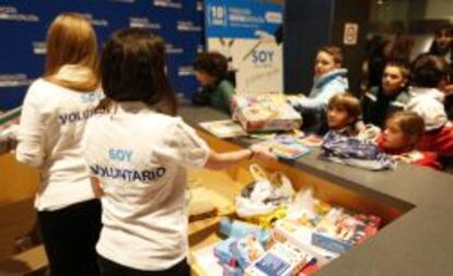 Voluntarias de Mutua Madrile&ntilde;a recogen juguetes para Magia Solidaria.