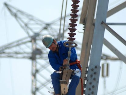 Un trabajador instala nuevas l&iacute;neas de alto voltaje.