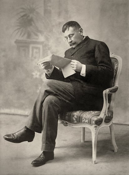El escritor canario, leyendo durante un posado en el estudio Cifuentes de Madrid en 1900.