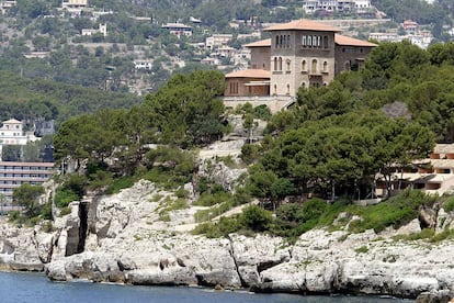 Vista del palacio de Marivent desde el mar.