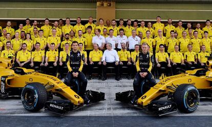 El piloto británico de Renault Sport F1, Jolyon Palmer, y su compañero de equipo el piloto danés Kevin Magnussen posan con su equipo antes del inicio del Gran Premio Abu Dhabi de Fórmula Uno en el circuito de Yas Marina.