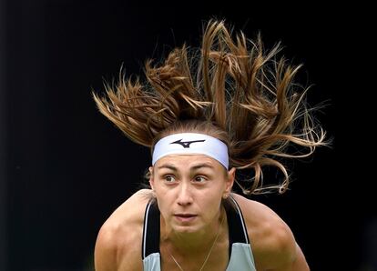 La tenista serbia Aleksandra Krunic, durante el partido contra la croata Petra Martic, en el tercer día del Birmingham Classic, en Birmingham (Inglaterra).