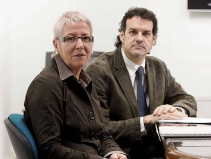 La directora de atención a las víctimas, Maixabel Lasa y su adjunto Txema Urkijo en Vitoria, en una imagen de 2012.
