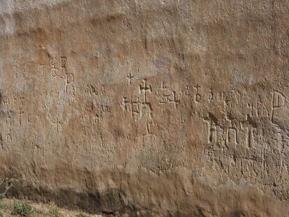 Crosses and other signs on the north wall of the hermitage of San Miguel in Gormaz (Soria).