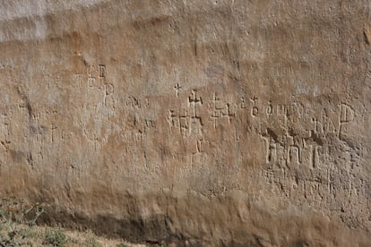 Cruces y otros signos en el muro norte de la ermita de San Miguel en Gormaz (Soria).