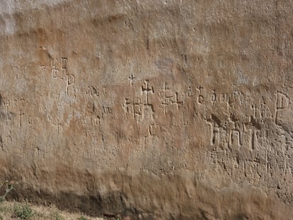 Cruces y otros signos en el muro norte de la ermita de San Miguel en Gormaz (Soria).