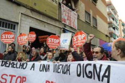 Concentración de varias decenas de miembros del grupo Stop Desahucios del Movimiento 15M en Granada. EFE/Archivo