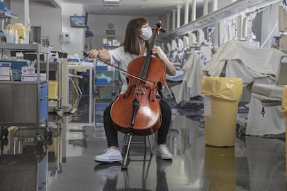 Isabel Bellver toca el violonchelo en la unidad de hemodiálisis del Hospital de Dénia.