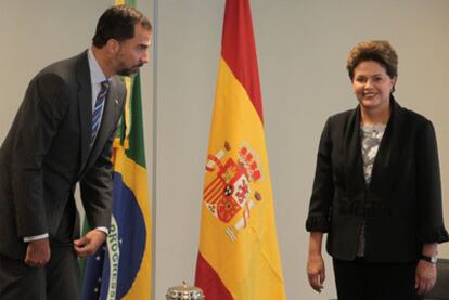 La presidenta de Brasil, Dilma Rousseff, y el príncipe Felipe, ayer durante su reunión en Brasilia.