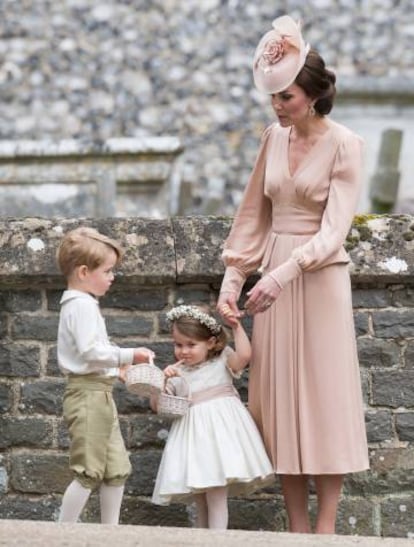 La duquesa de Cambridge, con sus hijos el príncipe Jorge y la princesa Carlota, a la salida de la boda.