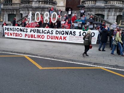 Un grupo de pensionistas, ante el Ayuntamiento de Bilbao.