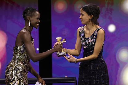 Mati Diop recibe el Oso de Oro de la Berlinale a la mejor película por 'Dahomey', el pasado 24 de febrero. 