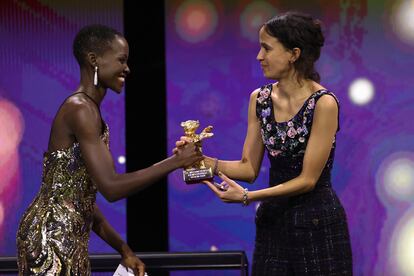 Mati Diop recibe el Oso de Oro de la Berlinale a la mejor película por 'Dahomey', el pasado 24 de febrero.