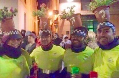 El hijo del concejal, segundo por la derecha, eligió el disfraz de urbano del 4F