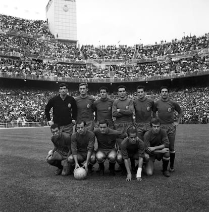 Los jugadores de la selección española, en el Bernabéu en la final de la Euro 1964, de pie de izquierda a derecha: Iribar, Zoco, Olivella,  Fusté, Calleja, Rivilla. Agachados: Amancio, Pereda, Marcelino, Luis Suárez, y Lapetra.