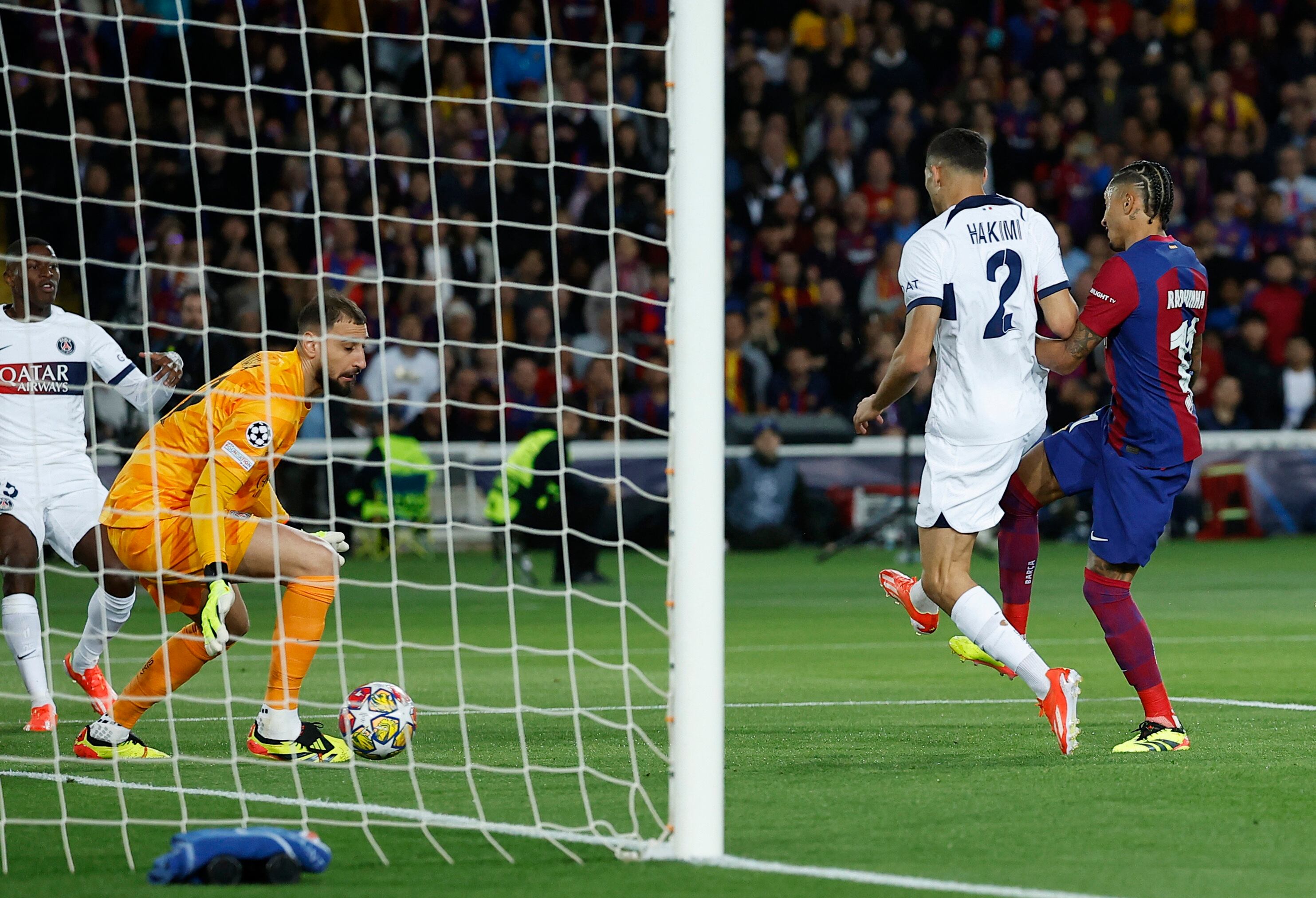 Raphinha pone en el marcador el 1-0 del Barça ante el PSG.