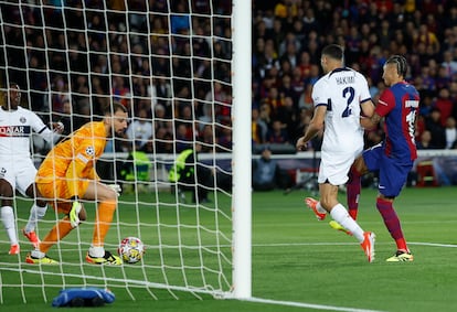 Raphinha pone en el marcador el 1-0 del Barça ante el PSG.