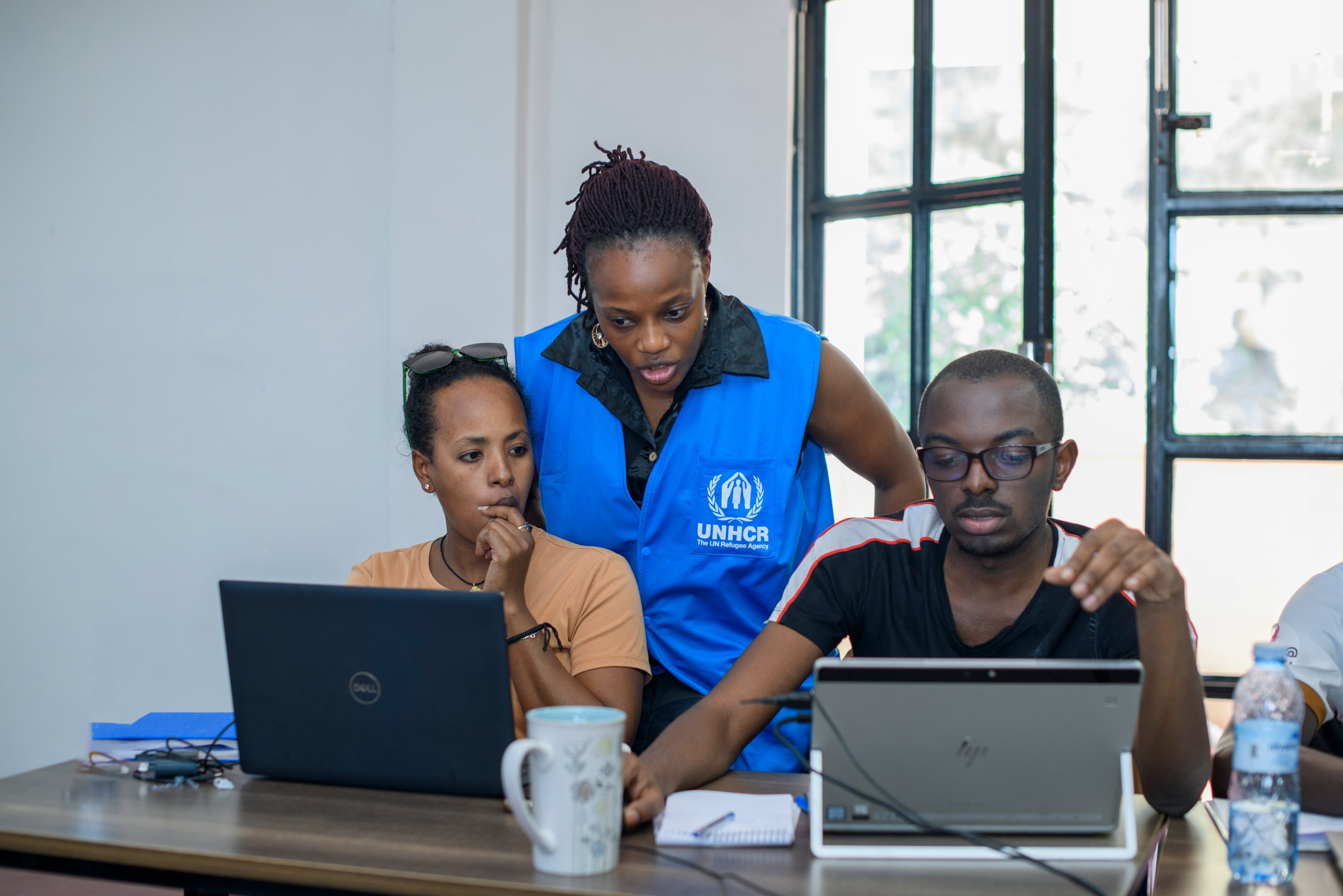 Jóvenes refugiados asisten a una clase de mejora de sus competencias profesionales y educativas en un programa de Acnur y sus socios en Uganda. La agencia de la ONU para los refugiados persigue el objetivo de que el 15% de los desplazados forzosos accedan a educación superior, frente al 7% que pudo lograrlo en 2023.
