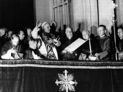 El recién elegido papa Juan XXIII imparte la bendición desde el balcón de San Pedro tras el cónclave.
