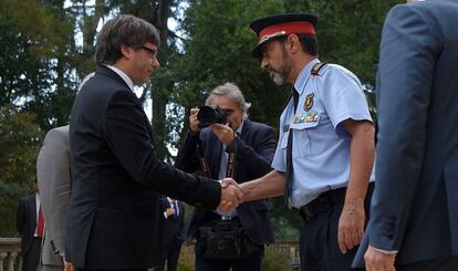 Puigdemont y Trapero se saludan antes de una reunión de seguridad por el 1 de octubre.