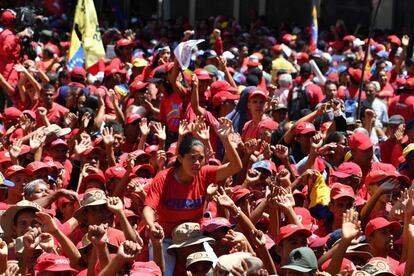 El líder chavista ha reiterado su rechazo a la entrada de la ayuda que se almacenan en las fronteras con Colombia y Brasil, y ha asegurado que estos alimentos son "cancerígenos", sin mostrar pruebas. En la imagen, simpatizantes del líder chavista participan en la manifestación en Caracas.