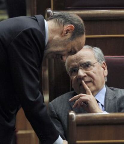 Alfredo Pérez Rubalcaba y Alfonso Guerra.