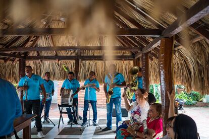 Alcides Gutiérrez también se dedica a la música. En la imagen, se presenta con su grupo musical en una casa del pueblo.