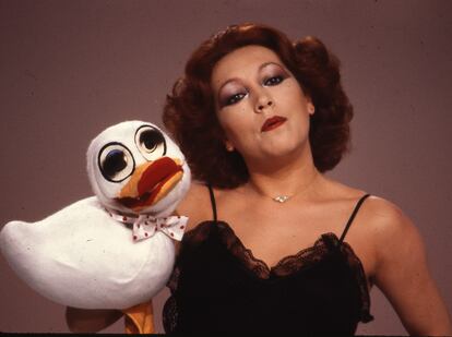 Mari Carmen con el pato Nícol, en 1980.