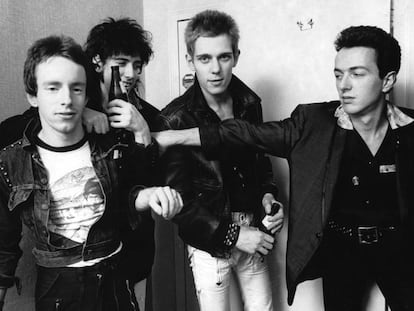 De derecha a izquierda, Nicky Headon (batería), Mick Jones (guitarra), Paul Simonon (bajo) y el líder de la banda, Joe Strummer (guitarra y voz). The Clash en Nueva York en 1978.