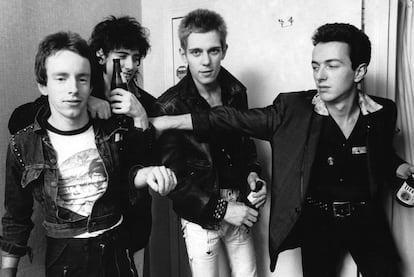 Da direita para a esquerda, Nicky Headon (bateria), Mick Jones (guitarra), Paul Simonon (baixo) e o líder da banda, Joe Strummer (guitarra e voz). O The Clash em Nova York em 1978.