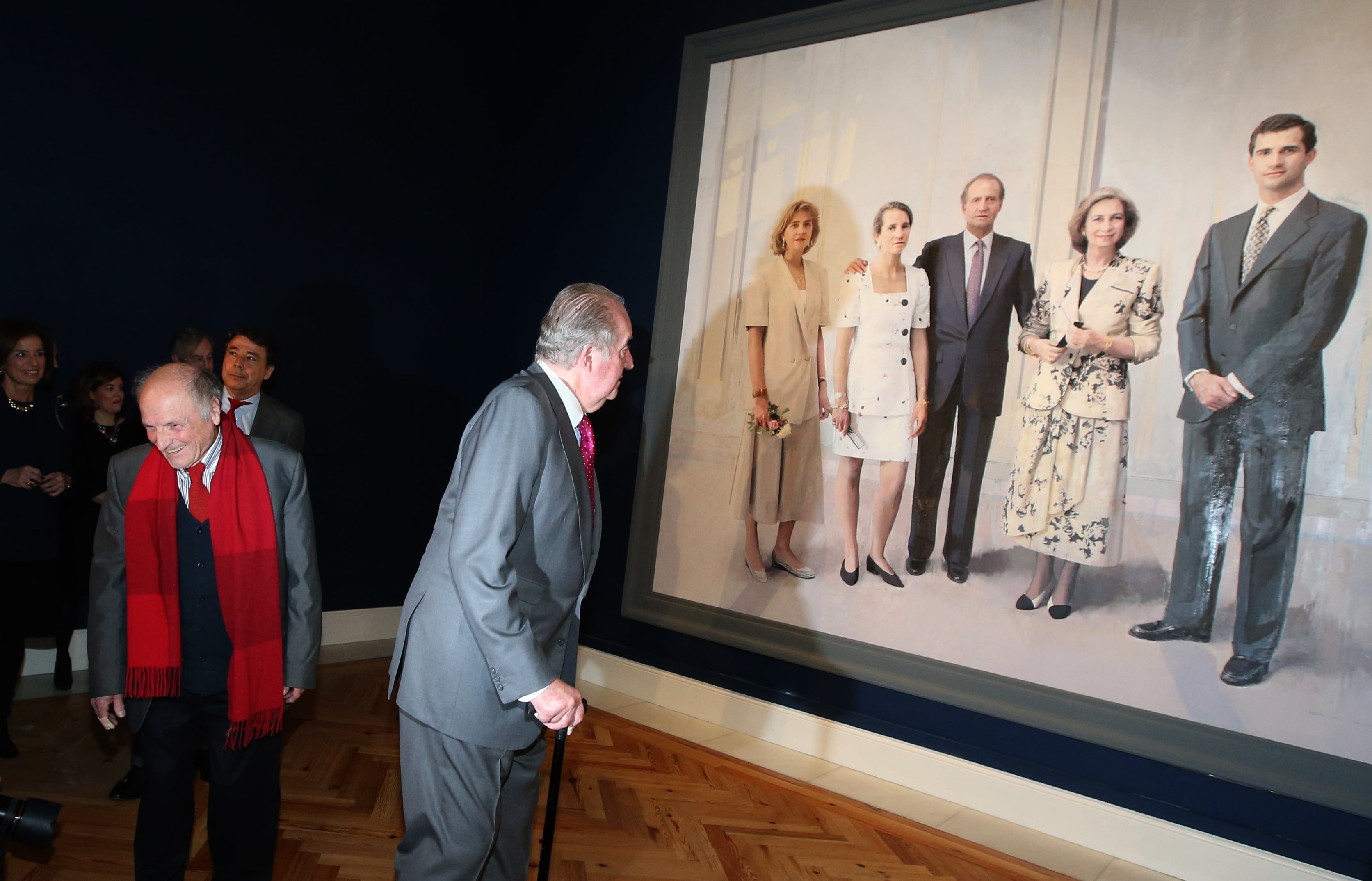 El rey emérito observa 'Retrato de la familia de Juan Carlos I', de Antonio López, durante la presentación del cuadro, el 3 de diciembre de 2014, en Madrid.