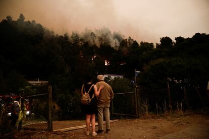 Habitantes de Santa Juana (Región de Bío Bío) observan un incendio, el 3 de febrero de 2023.