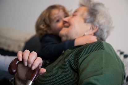 A boy hugs his great-grandmother in the Galician municipality of Ames.