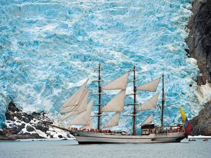 El buque escuela Guayas, de la Armada ecuatoriana, junto a la lengua de hielo azul del glaciar Italia, en el canal Beagle. 