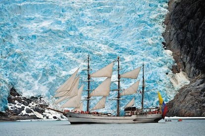 El buque escuela Guayas, de la Armada ecuatoriana, junto a la lengua de hielo azul del glaciar Italia, en el canal Beagle.