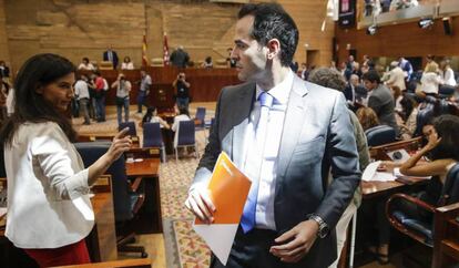 Rocío Monasterio, con Ignacio Aguado el pasado mes de agosto en la sesión de investidura de la Asamblea de Madrid. 