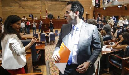 Rocío Monasterio, con Ignacio Aguado el pasado mes de agosto en la sesión de investidura de la Asamblea de Madrid.