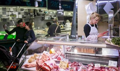 Elisabeth Prados, carnissera de la Boqueria, amb el seu mòbil.