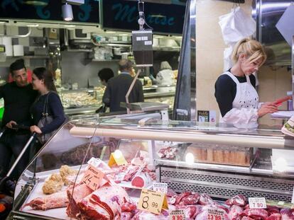 Elisabeth Prados, carnissera de la Boqueria, amb el seu mòbil.