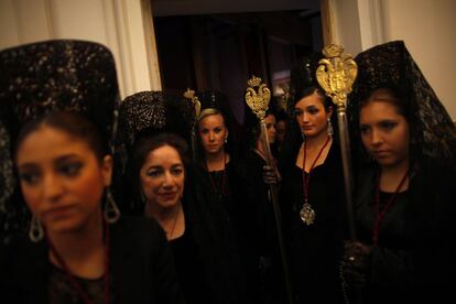 Este grupo de mujeres de la Hermandad de Zamarrilla, de Málaga, aguarda impaciente el comienzo de la procesión.