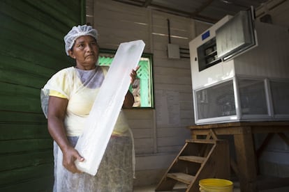 Os blocos de gelo, fabricados a partir de água da chuva, servem para manter frescos os peixes capturados pelos pescadores locais, que assim também podem comercializá-los.