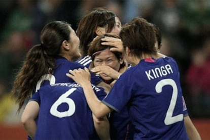 La jugadora japonesa Nahowi Kawasumi celebra con sus compañeras el tercer gol ante Suecia.